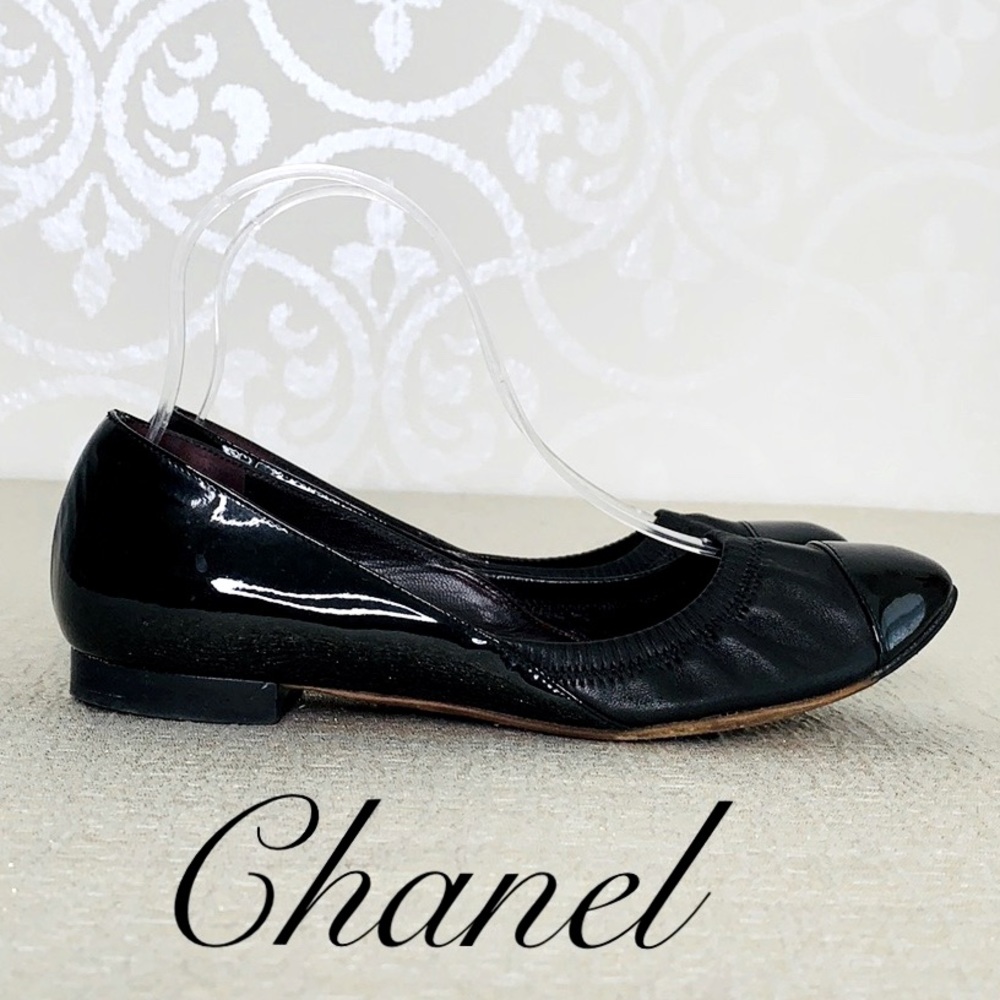 CHANEL BLACK LEATHER AND PATENT BALLET SLIPPERS